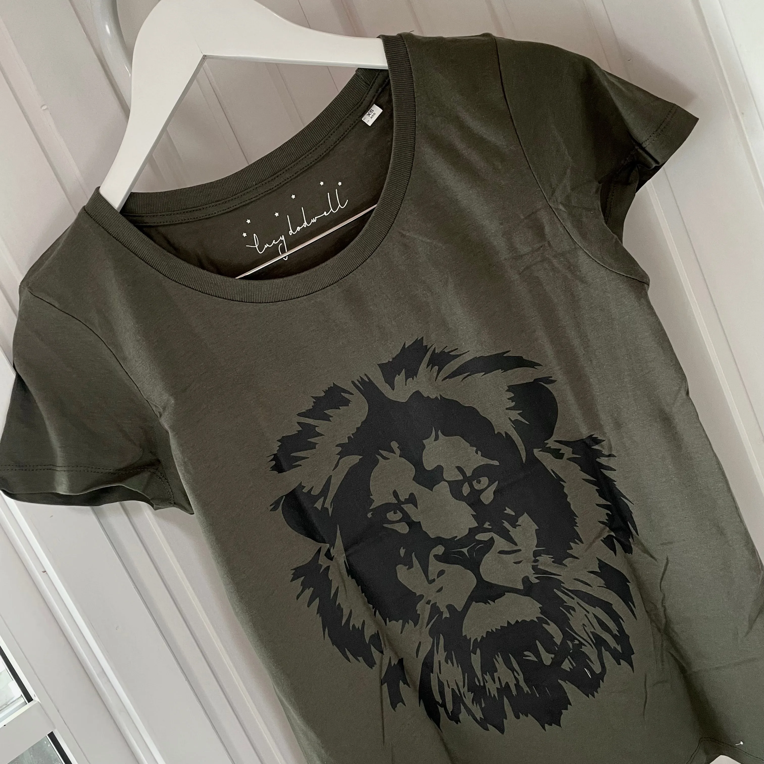 Khaki lion tee  *fitted style*